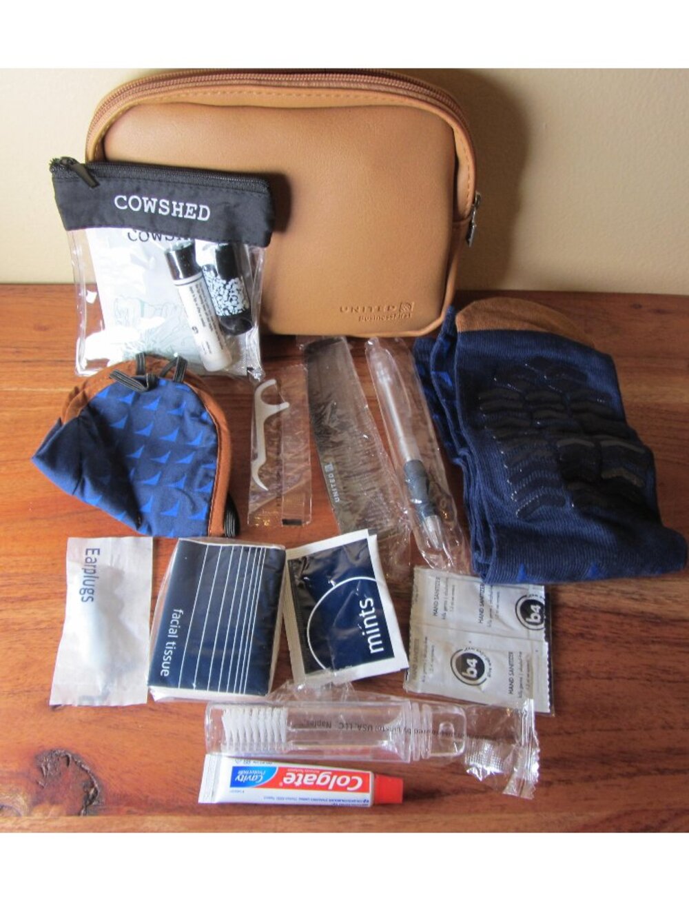 united airlines 15 piece business first travel dop kit cowshed (W6559)